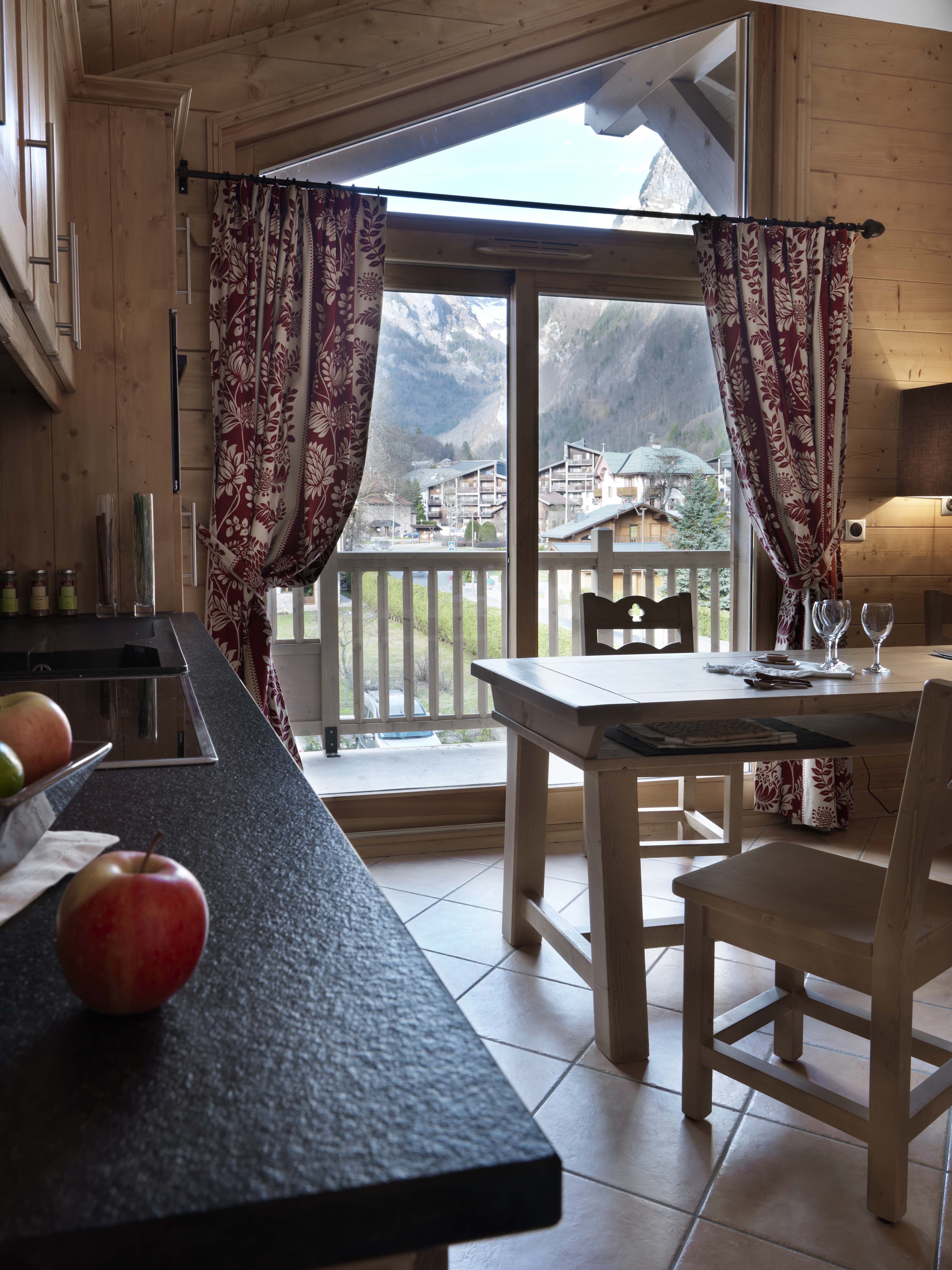 Kitchen-La Reine des Prés-Samoens