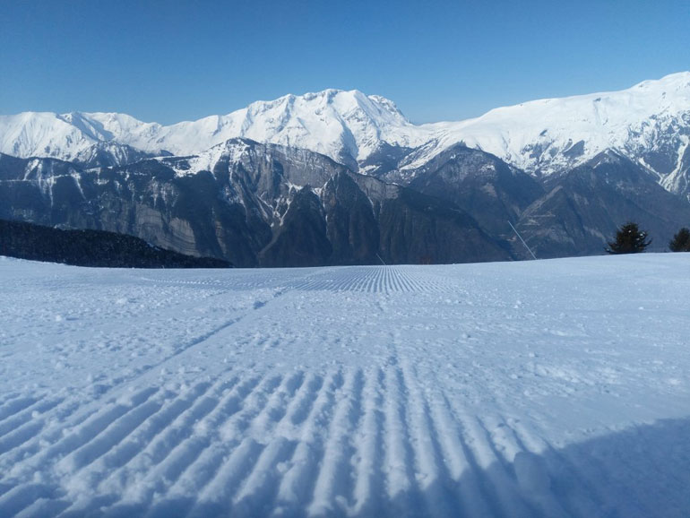 Auris corduroy Piste Alpe d'Huez view bluebird sunshine skiing