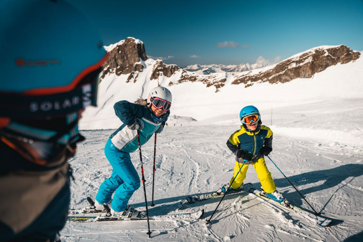 Family skiing in Flaine (image: Mathis Decroux)