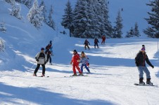 Intermediate skiers can increase their confidence on La Tania’s gentle blue runs and with help from its ski school coaching 