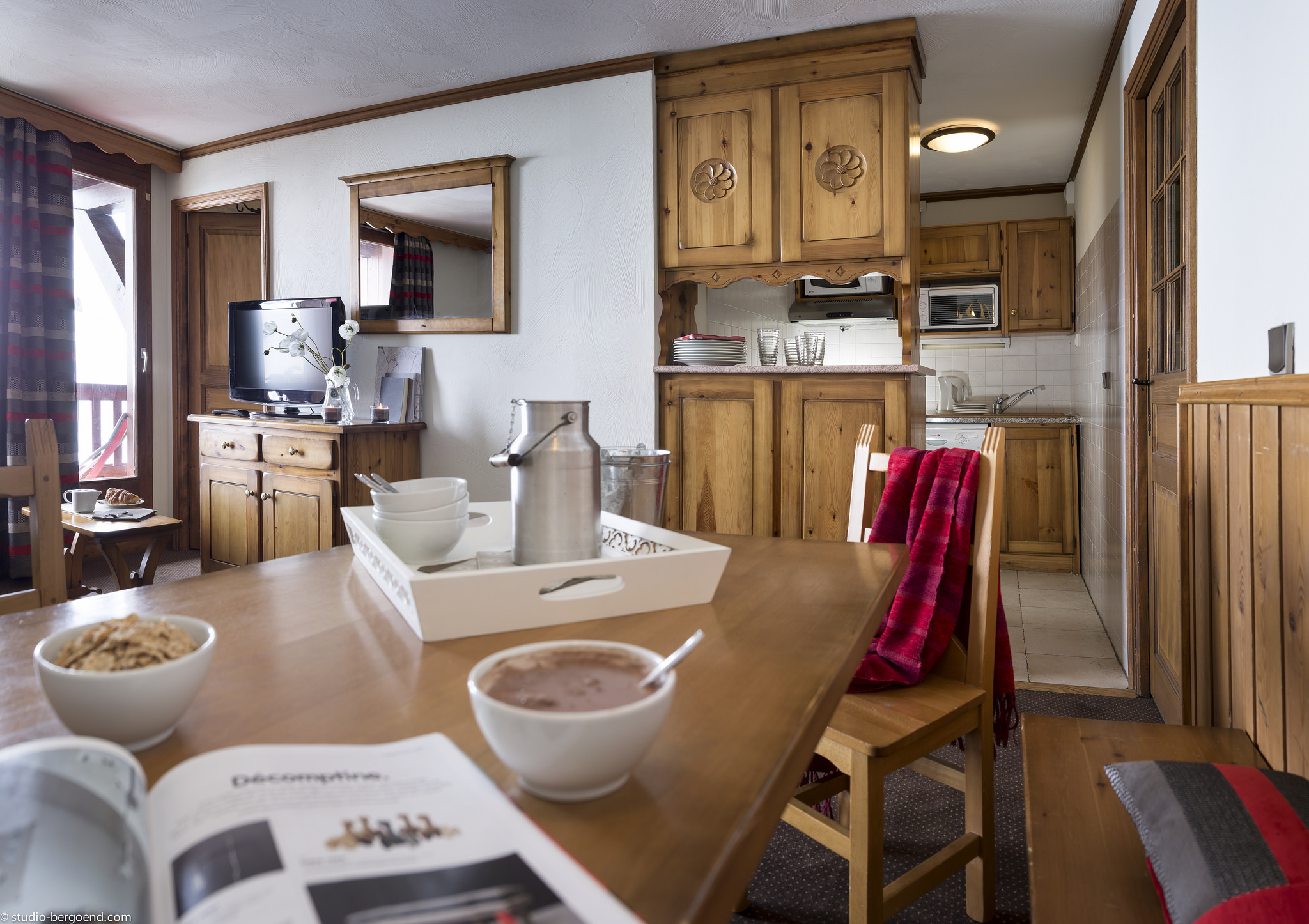 Village Montana Val Thorensliving room kitchen breakfast wooden ski 