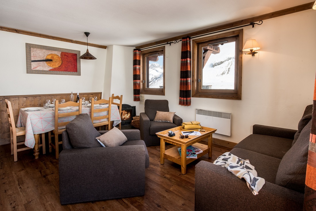 Roaring fire dining table sofas Residence Village Montana Tignes