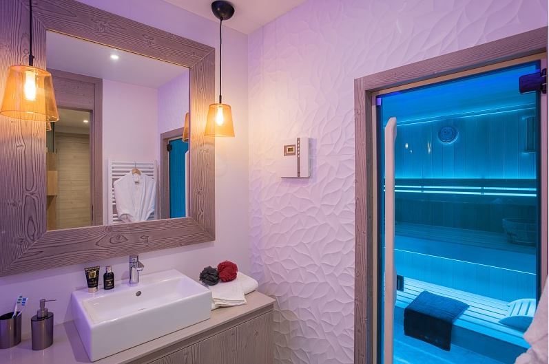 L'Hevana Meribel Bathroom with Sauna